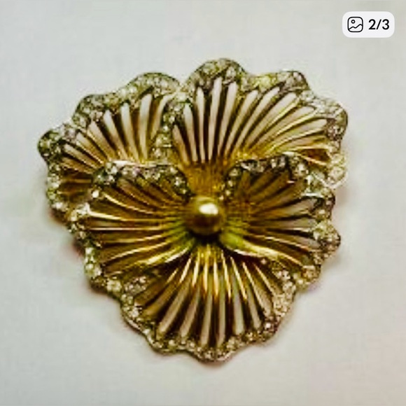 Boucher Gold Tone Pansy Brooch With Pearl Center - Picture 2 of 3